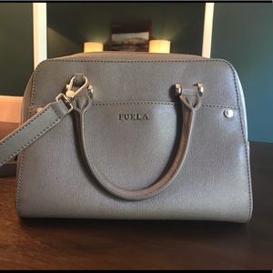 Like-new leather Furla handbag in Taupe